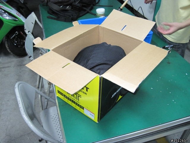 [開箱] 朋友的"SBK全罩式(不能喝可樂)安全帽"