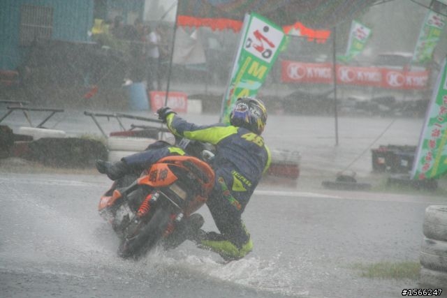 大雨中的勁戰~~帥斃了!!!!