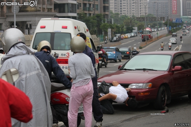 重陽橋機車道車禍，疑汽車失控衝入!(附圖)
