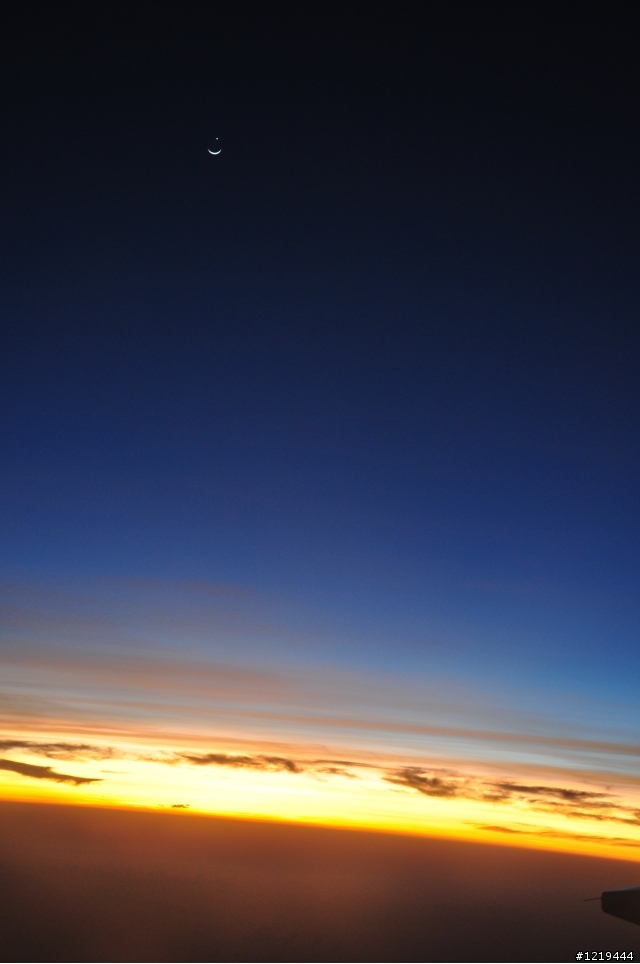 3萬英呎的高空上.拿起我的NIKON D5000 微笑月娘&金星