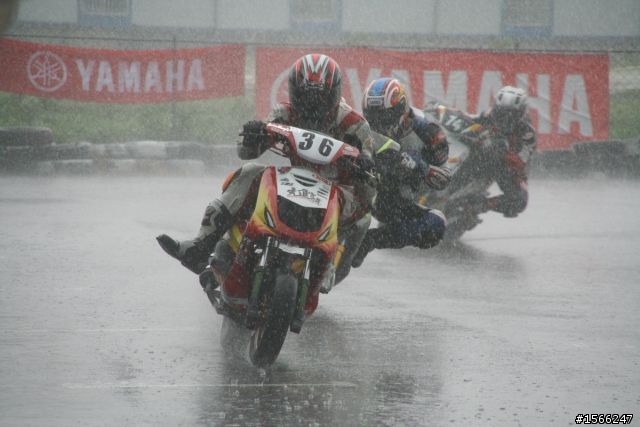 大雨中的勁戰~~帥斃了!!!!