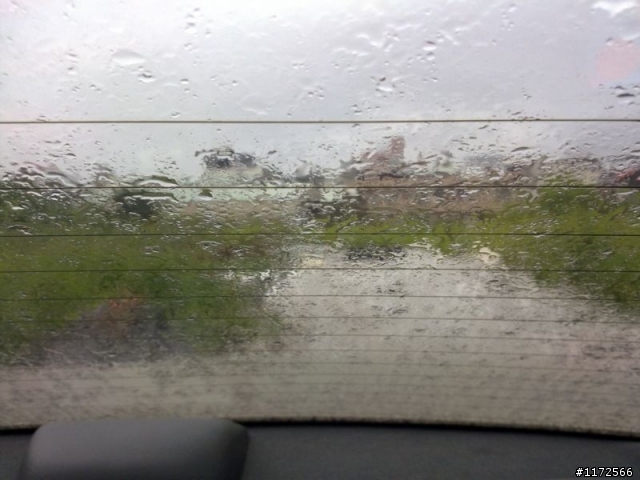 下雨天的後檔玻璃  (有圖)