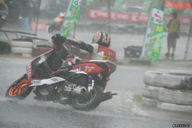 大雨中的勁戰~~帥斃了!!!!