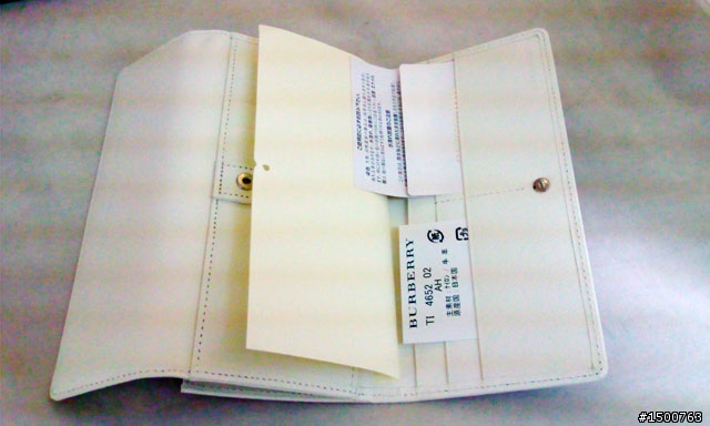 給家人的禮物. BURBERRY白長夾開箱