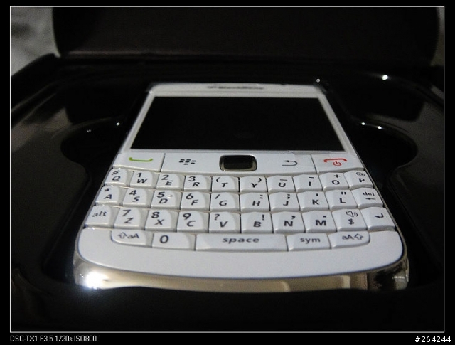[分享] Blackberry 9700 原廠白開箱
