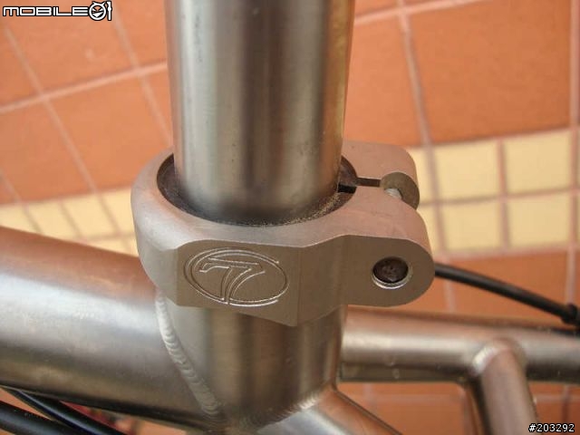 兩台登山車, Seven 堆大樓