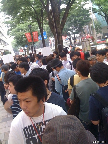 住日本的朋友，現在正在表參道的軟銀面前，排隊預約IPHONE4....