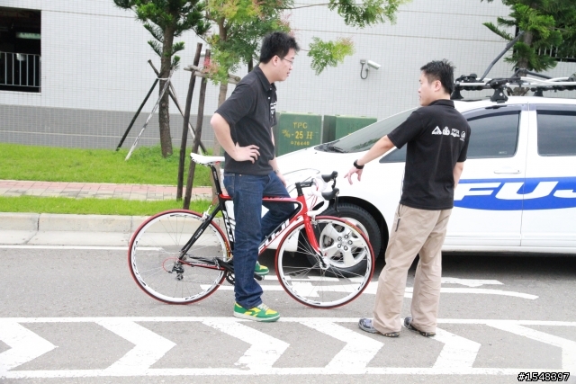 我看到FUJI新的碳纖車款耶!!!!真帥~(小朋友又要離我而去)