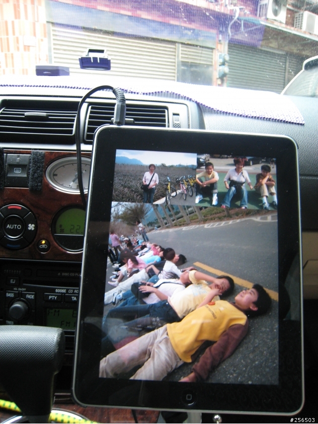 【59樓增ipad 3.2.2 jb youtube熱心網友圖文國語發音教學分享;20.23樓補增IPAD TOMTOM導航實測】用魔鬼沾打造IPAD的多媒體導航車
