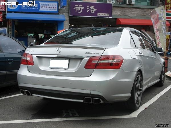 [街拍]出門買午餐驚遇見斯文猛駒E63 AMG