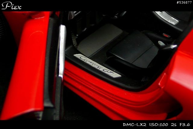 [1/18]火紅蛙王 Porsche Carrera GT