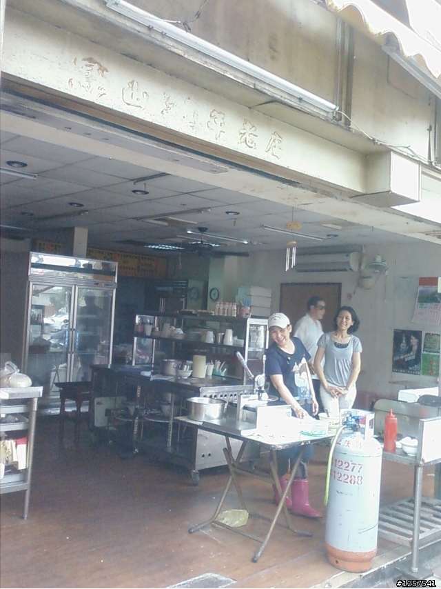 左營區：好姊妹早餐的"燒餅夾蛋菜加辣"！