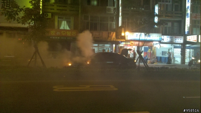剛才散步完看到火燒車...