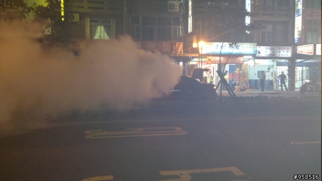 剛才散步完看到火燒車...