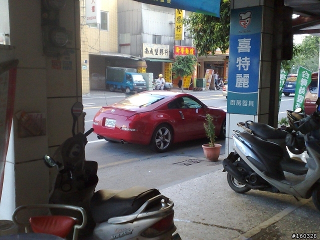 今天幸運看到紅色的350Z，好帥!!