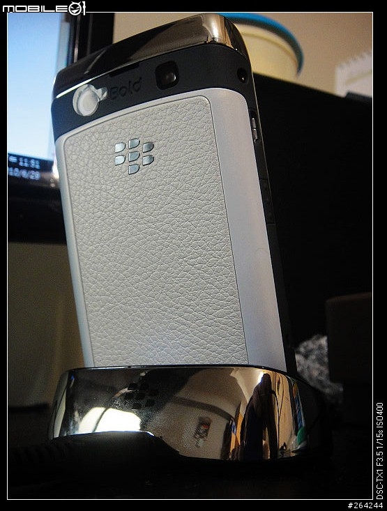 [分享] Blackberry 9700 原廠白開箱