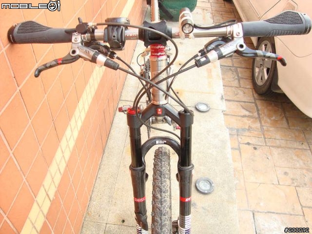兩台登山車, Seven 堆大樓