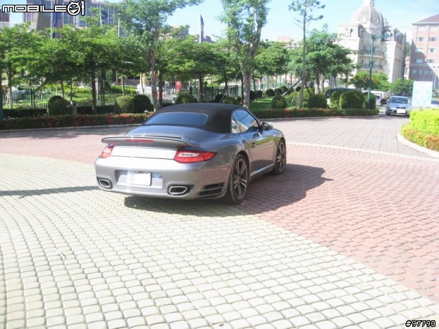 大大幫忙看一下這是哪一款Porsche啊???
