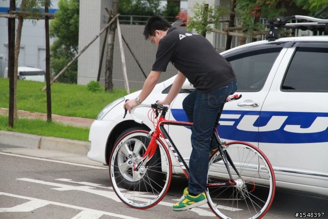 我看到FUJI新的碳纖車款耶!!!!真帥~(小朋友又要離我而去)
