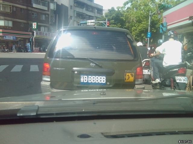 軍車也可以自己貼貼紙喔~?