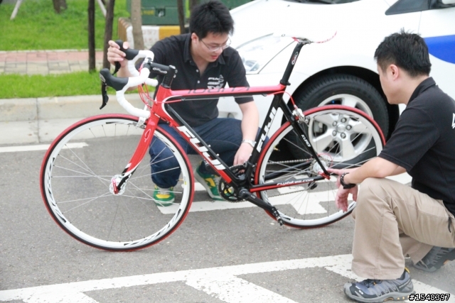 我看到FUJI新的碳纖車款耶!!!!真帥~(小朋友又要離我而去)