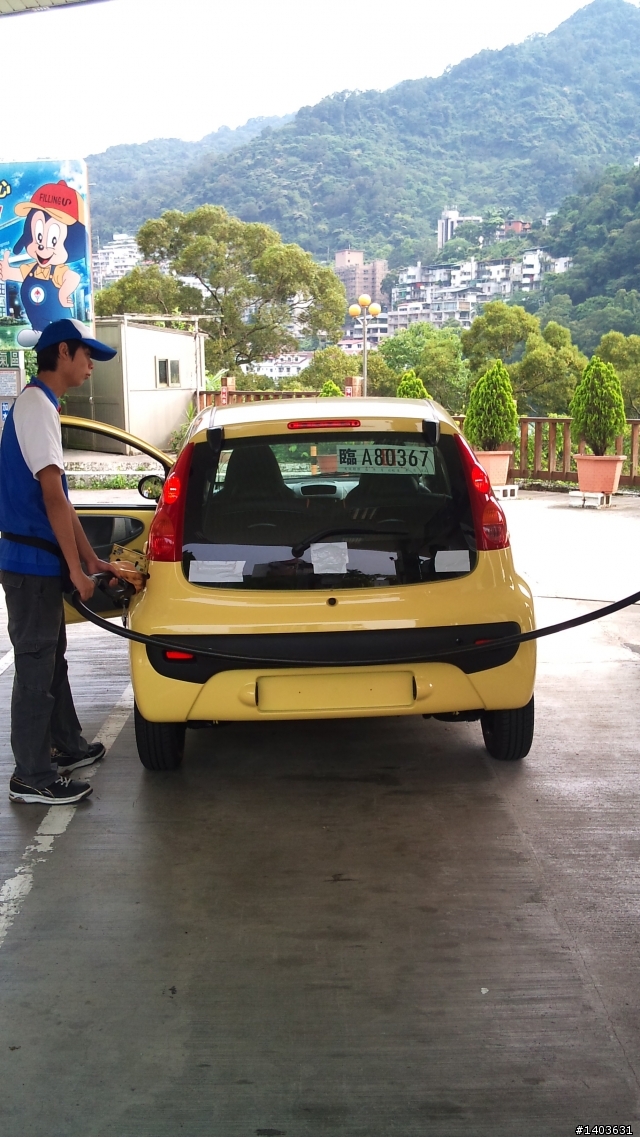 快報快報  生平第一次當狗仔  PEUGEOT  107