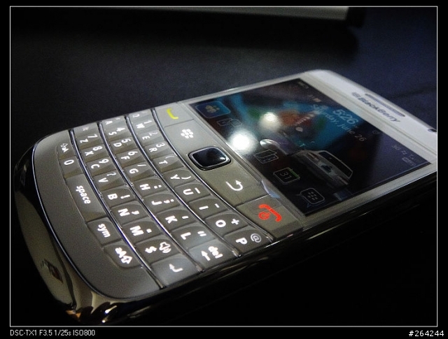 [分享] Blackberry 9700 原廠白開箱