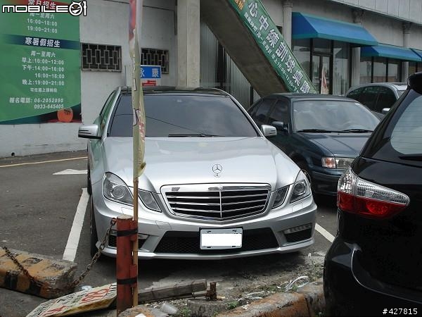[街拍]出門買午餐驚遇見斯文猛駒E63 AMG