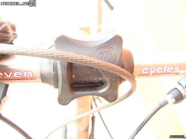 兩台登山車, Seven 堆大樓