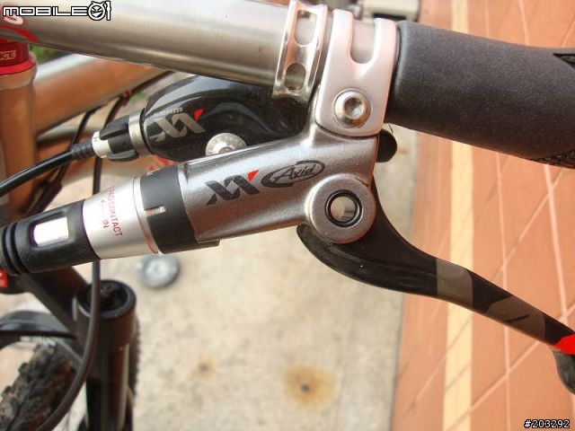 兩台登山車, Seven 堆大樓