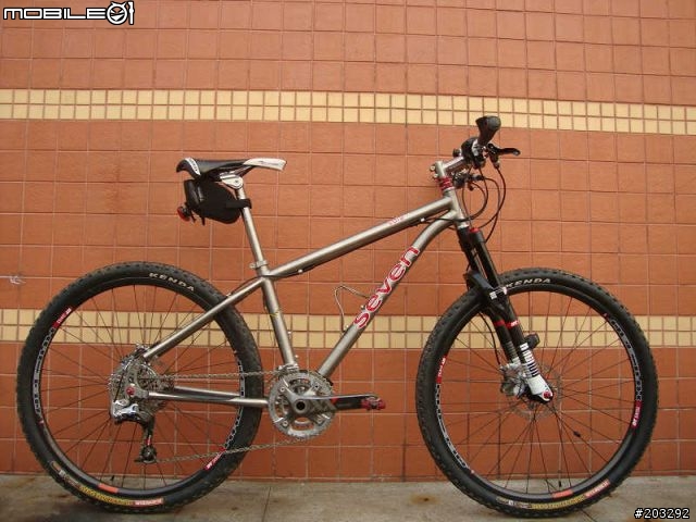 兩台登山車, Seven 堆大樓