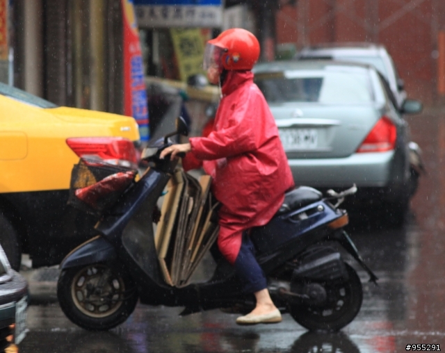 下雨天真的很機車-5d2+leica-35f2.8+135f2.8