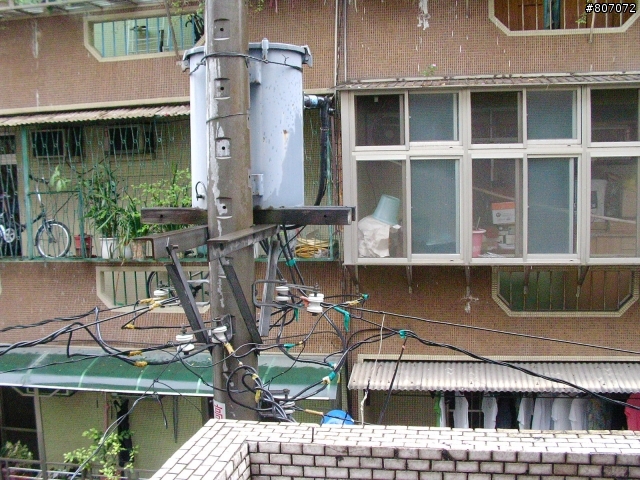 家門外電線杆1個電筒