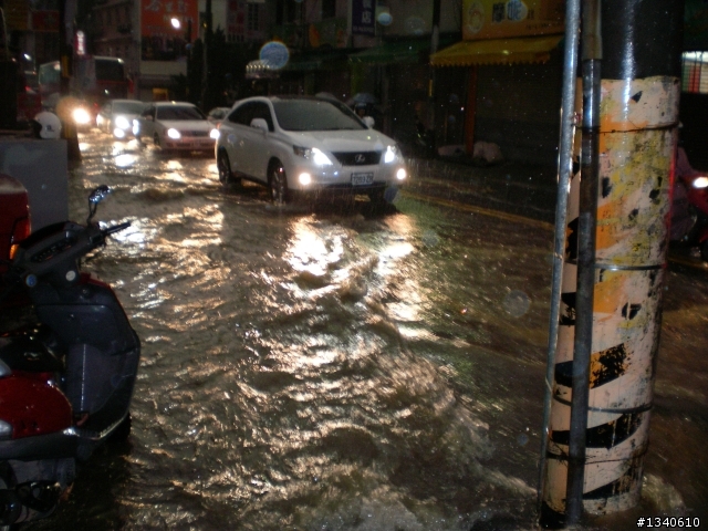 中原大學機車上演泡水