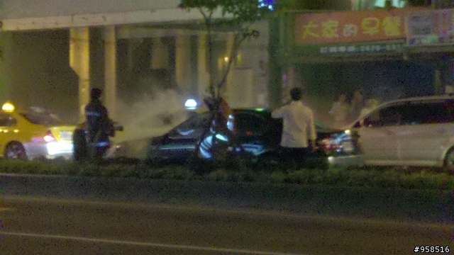 剛才散步完看到火燒車...