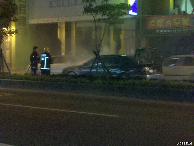 剛才散步完看到火燒車...