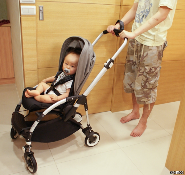 ［開箱］新款2010 Bugaboo Bee+推車, 同場加映與Quinny Senzz的比較圖