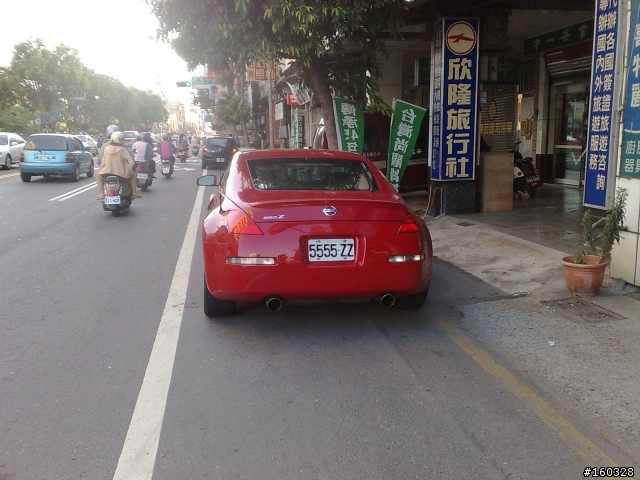 今天幸運看到紅色的350Z，好帥!!