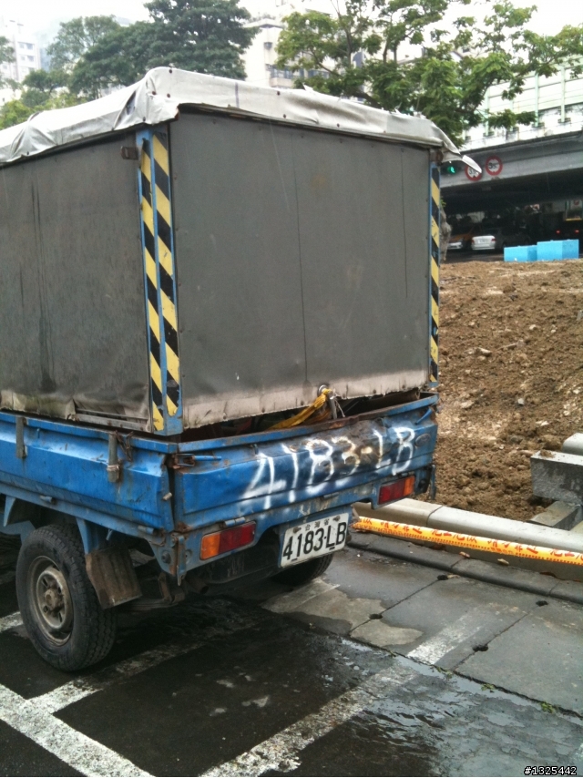 這種車也太白目...