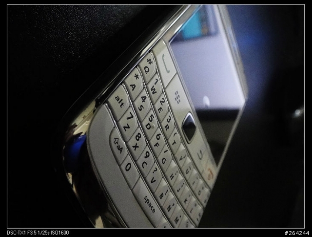 [分享] Blackberry 9700 原廠白開箱