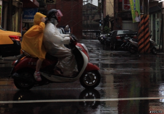 下雨天真的很機車-5d2+leica-35f2.8+135f2.8