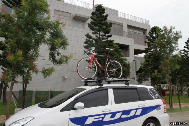 我看到FUJI新的碳纖車款耶!!!!真帥~(小朋友又要離我而去)