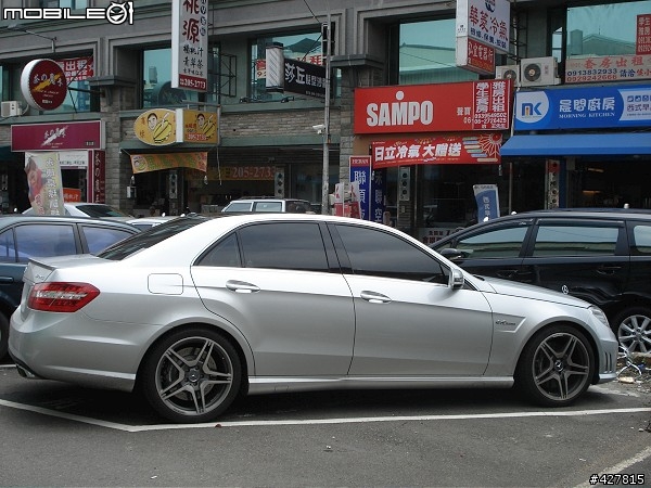 [街拍]出門買午餐驚遇見斯文猛駒E63 AMG
