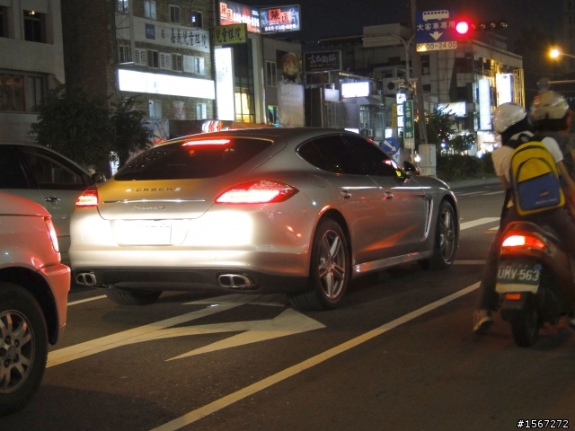 小弟也遇到Panamera了