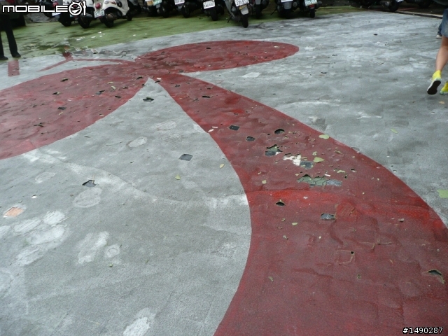 一中街滑倒事件 騎機車要小心