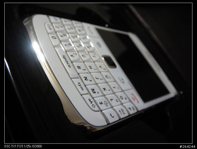 [分享] Blackberry 9700 原廠白開箱