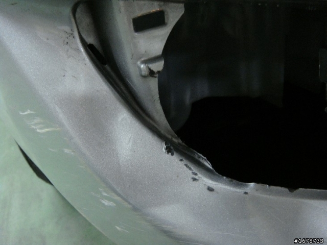 Camry前保險桿撞到