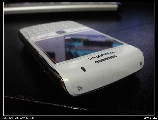 [分享] Blackberry 9700 原廠白開箱