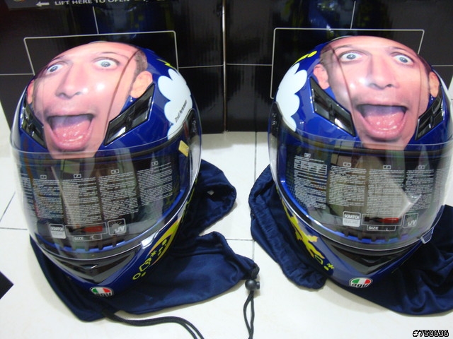 終於入手AGV K-3 Rossi鬼臉帽~~