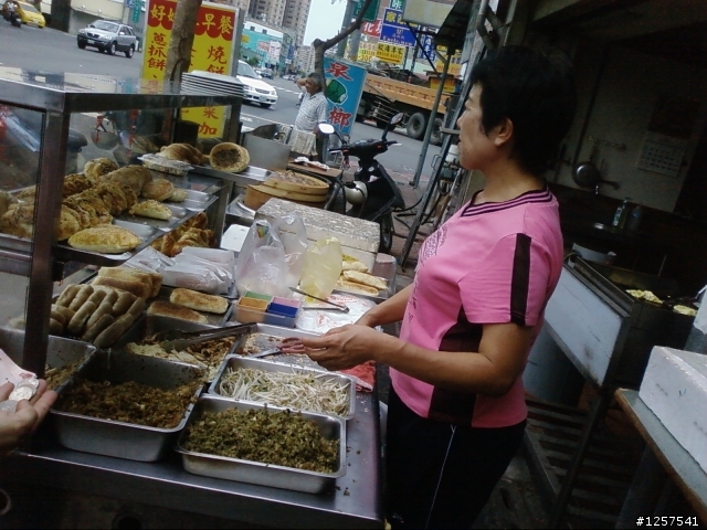 左營區：好姊妹早餐的"燒餅夾蛋菜加辣"！